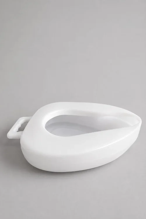 Bed pan with handle